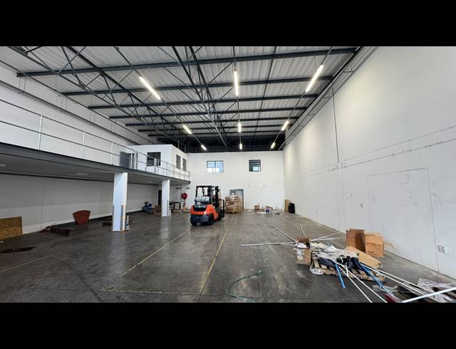 501M² WAREHOUSE TO LET IN LONGLAKE